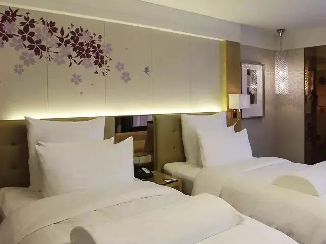 酒店設(shè)計(jì)的枕頭、隔斷玻璃門、燈怎么讓人燒腦殼